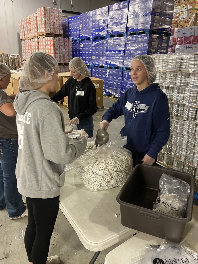 FFA students at the food bank 2