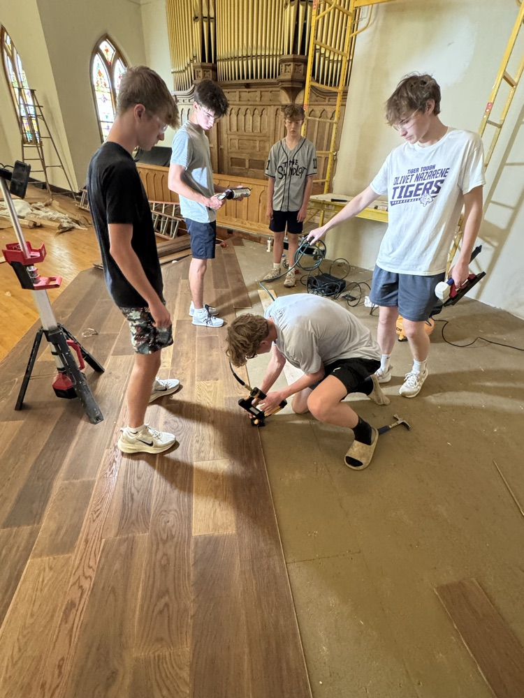 Laying the engineered hardwood flooring