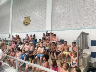 This week, Eagle U took 40 enthusiastic students swimming. The students fully engaged in the experience, enjoying activities like diving for rings, floating, jumping in, and playing pool basketball. Observing the genuine joy and bright smiles on their faces was truly the highlight of the day.