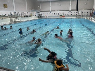 This week, Eagle U took 40 enthusiastic students swimming. The students fully engaged in the experience, enjoying activities like diving for rings, floating, jumping in, and playing pool basketball. Observing the genuine joy and bright smiles on their faces was truly the highlight of the day.