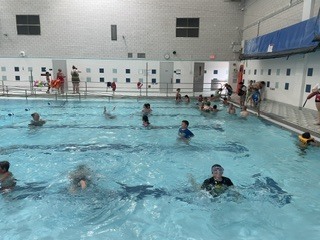 This week, Eagle U took 40 enthusiastic students swimming. The students fully engaged in the experience, enjoying activities like diving for rings, floating, jumping in, and playing pool basketball. Observing the genuine joy and bright smiles on their faces was truly the highlight of the day.