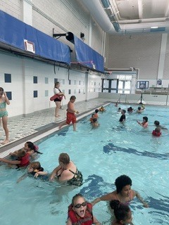 This week, Eagle U took 40 enthusiastic students swimming. The students fully engaged in the experience, enjoying activities like diving for rings, floating, jumping in, and playing pool basketball. Observing the genuine joy and bright smiles on their faces was truly the highlight of the day.