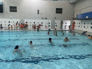 This week, Eagle U took 40 enthusiastic students swimming. The students fully engaged in the experience, enjoying activities like diving for rings, floating, jumping in, and playing pool basketball. Observing the genuine joy and bright smiles on their faces was truly the highlight of the day.