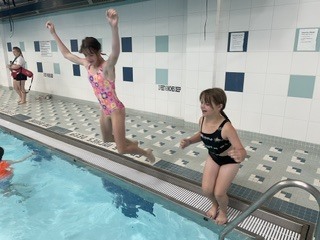This week, Eagle U took 40 enthusiastic students swimming. The students fully engaged in the experience, enjoying activities like diving for rings, floating, jumping in, and playing pool basketball. Observing the genuine joy and bright smiles on their faces was truly the highlight of the day.
