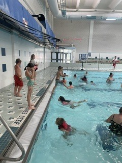 This week, Eagle U took 40 enthusiastic students swimming. The students fully engaged in the experience, enjoying activities like diving for rings, floating, jumping in, and playing pool basketball. Observing the genuine joy and bright smiles on their faces was truly the highlight of the day.
