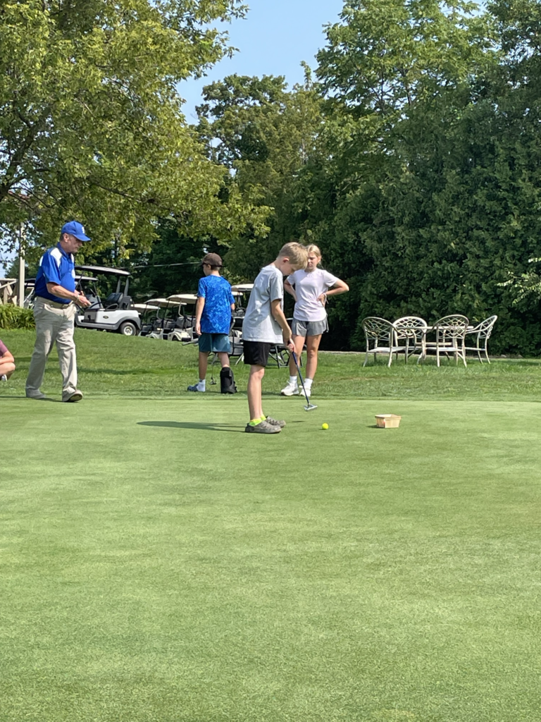 students competing for putting competition 