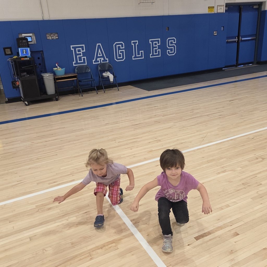 2 students doing lunges in PE class