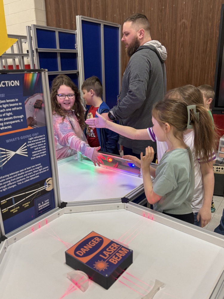 students working at the STEAM pod about light 