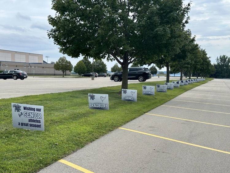 Senior signs