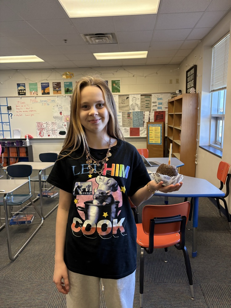 6th grade student holding an 🍎 