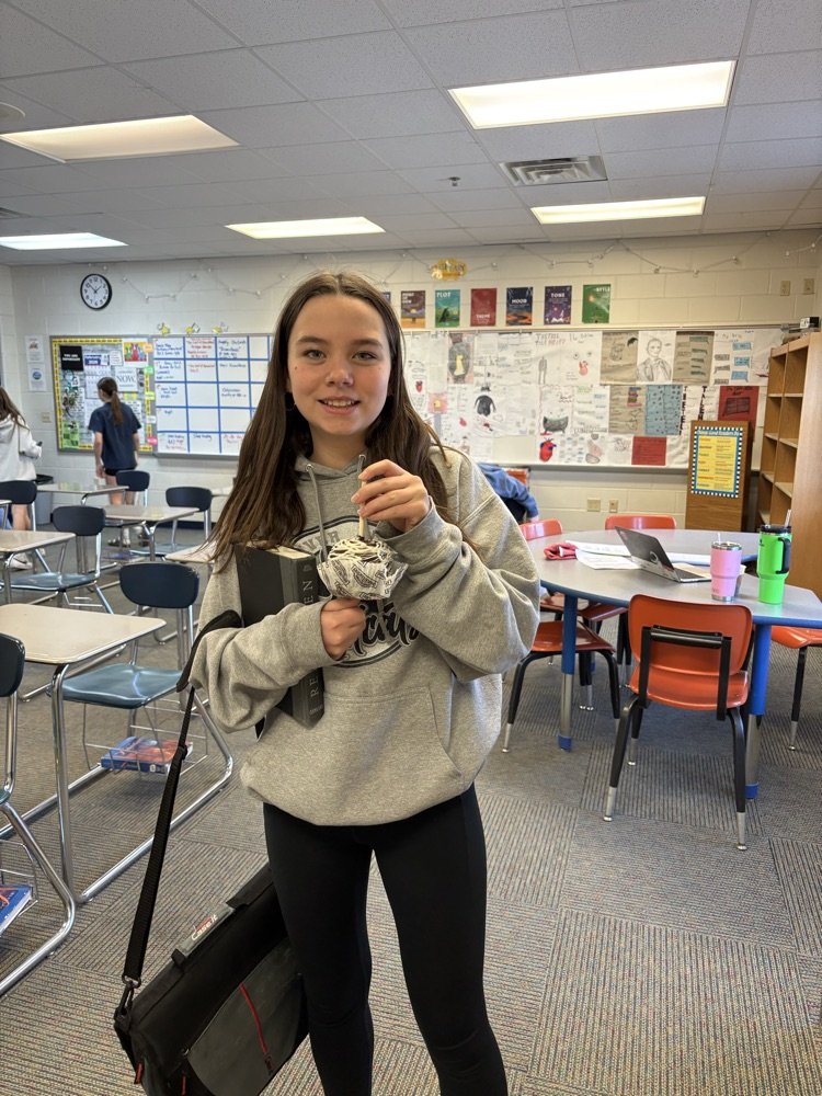6th grade candy apple winner.