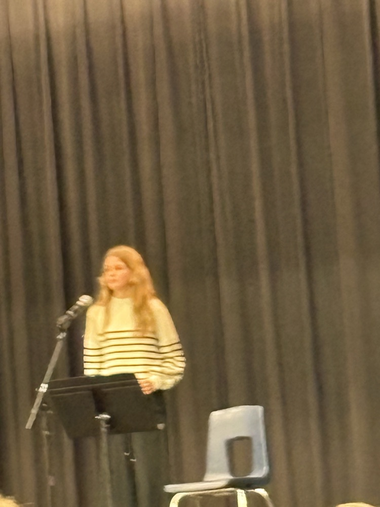 Alivia singing.🎵 