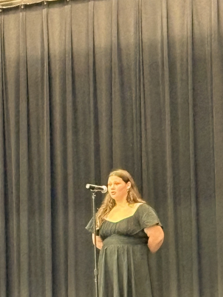 Jazmine singing.