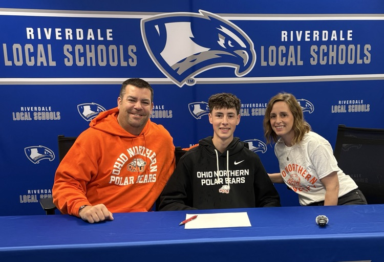 Nathan Alge and family at signing 