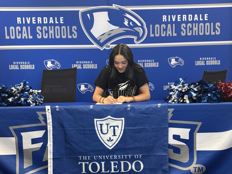 Kasey signing with Ut