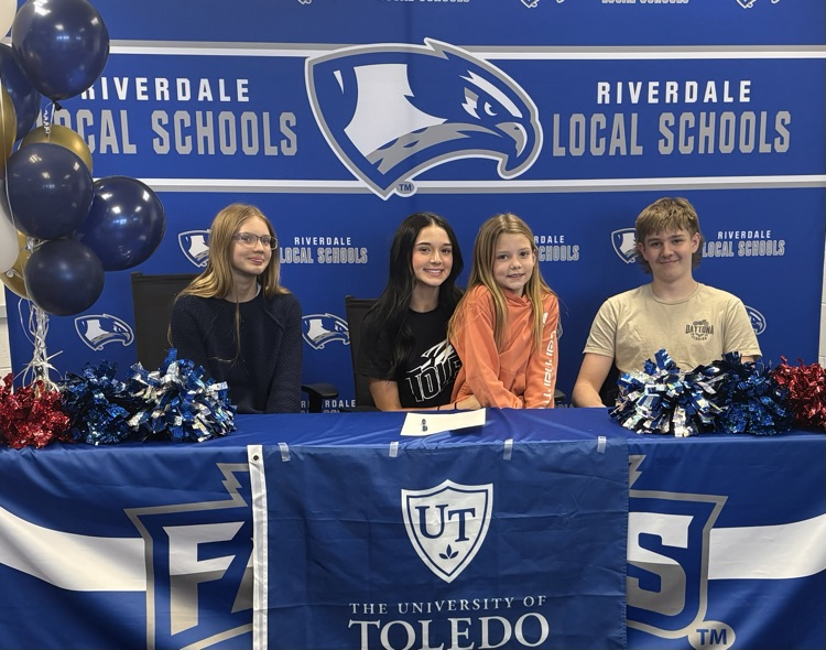 family signing with siblings 