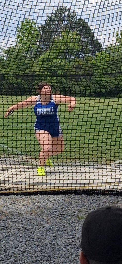 Leighya throwing the disc