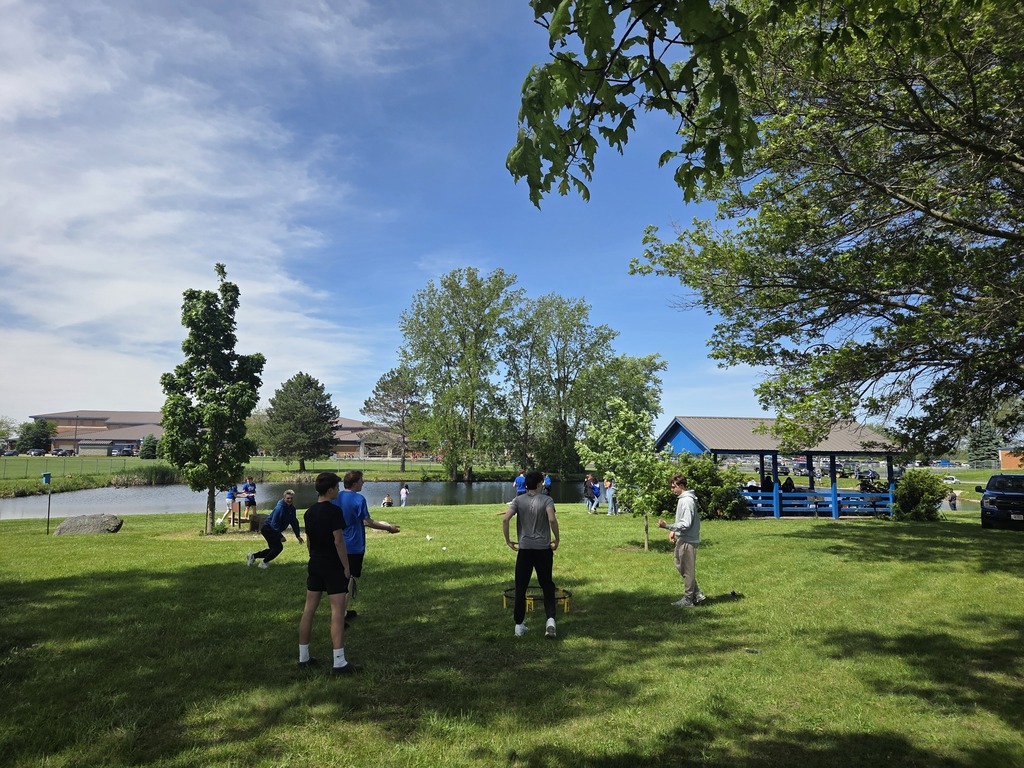 Class of 2027 playing spikeball