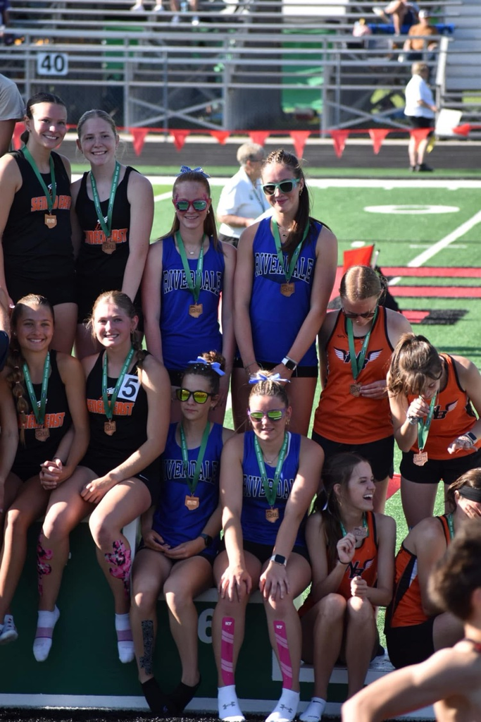 girls relay team