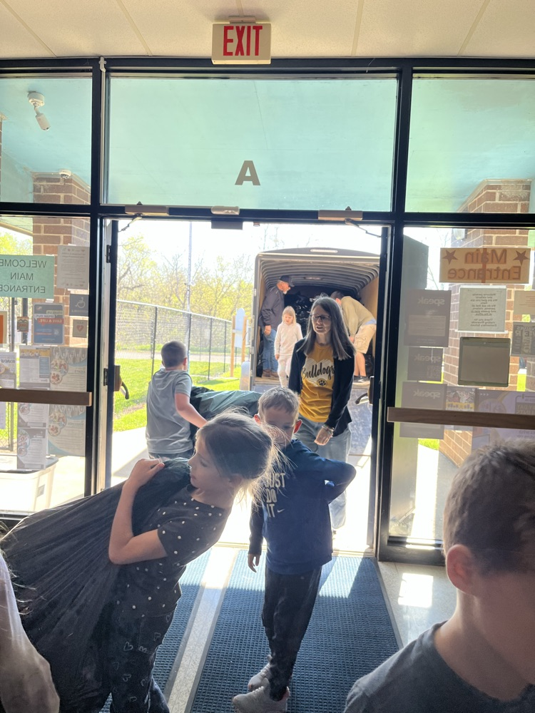 2R loading the trailer