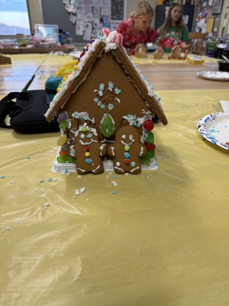 Miss Steinke and Mrs. McDaniel joined their 5th grade art and PE classes together for a festive teamwork activity. Congratulations to Charlie, Kenzie, Gracey, and Raegan for winning the contest with their gingerbread village!