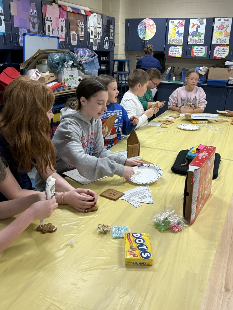 Miss Steinke and Mrs. McDaniel joined their 5th grade art and PE classes together for a festive teamwork activity. Congratulations to Charlie, Kenzie, Gracey, and Raegan for winning the contest with their gingerbread village!