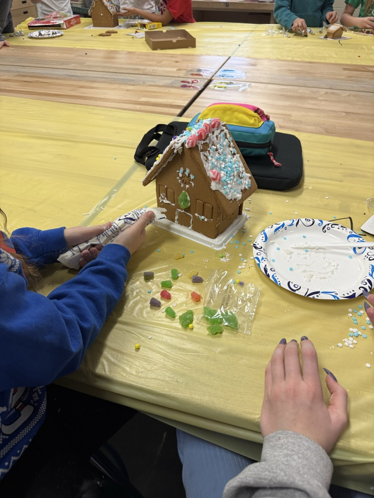Miss Steinke and Mrs. McDaniel joined their 5th grade art and PE classes together for a festive teamwork activity. Congratulations to Charlie, Kenzie, Gracey, and Raegan for winning the contest with their gingerbread village!