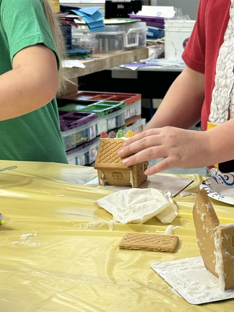 Miss Steinke and Mrs. McDaniel joined their 5th grade art and PE classes together for a festive teamwork activity. Congratulations to Charlie, Kenzie, Gracey, and Raegan for winning the contest with their gingerbread village!
