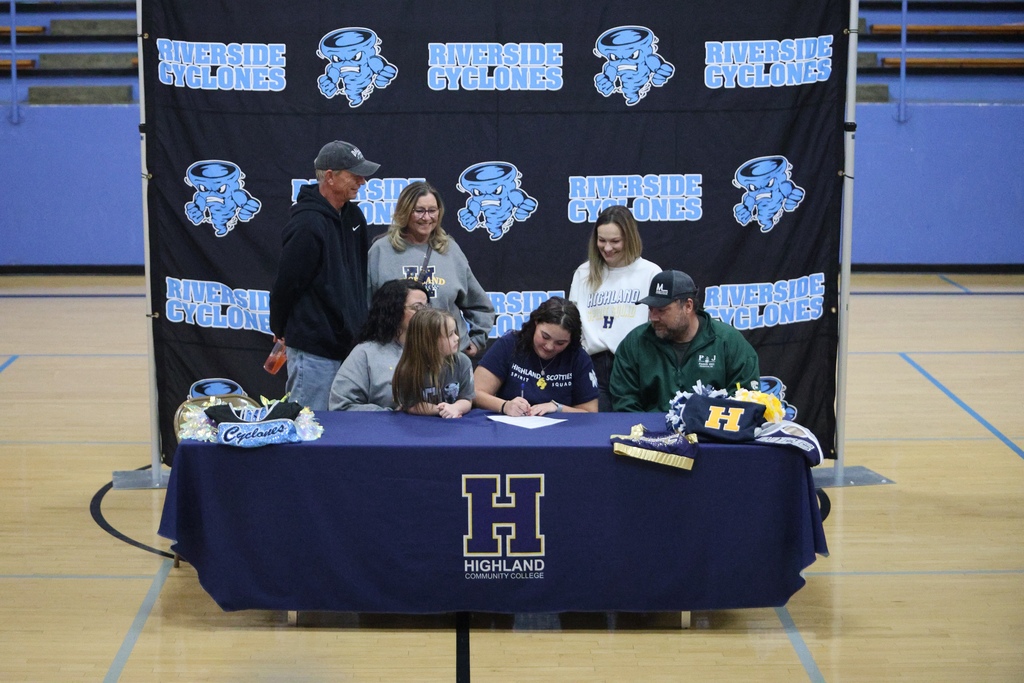 Shelby Smith signing