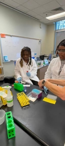 RGHS scholars at Danforth Labs for fieldtrip.