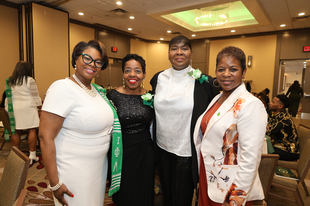 Dr. Miranda Avant Elliott, Dr. Elizabeth Smith, Mashonda Behling and Dr. Tanya Patton pose