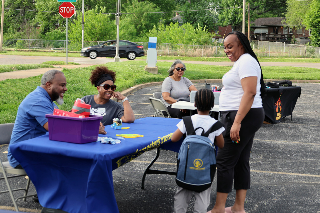 Kindergarten Roundup People Smiling