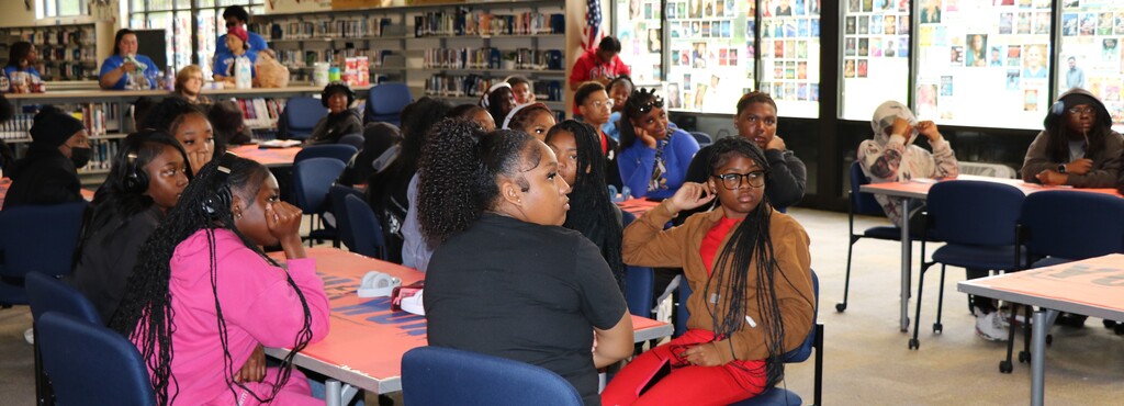 RGHS welcomed author Soman Chainani for his 'Young World' book tour. The author signed copies of his book and gave them away to RGHS scholars. The  harrowing story takes place in St. Louis, MO!
