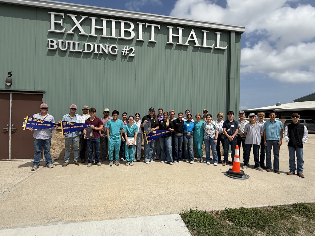 Group of students standing in front of the exhibit hall.