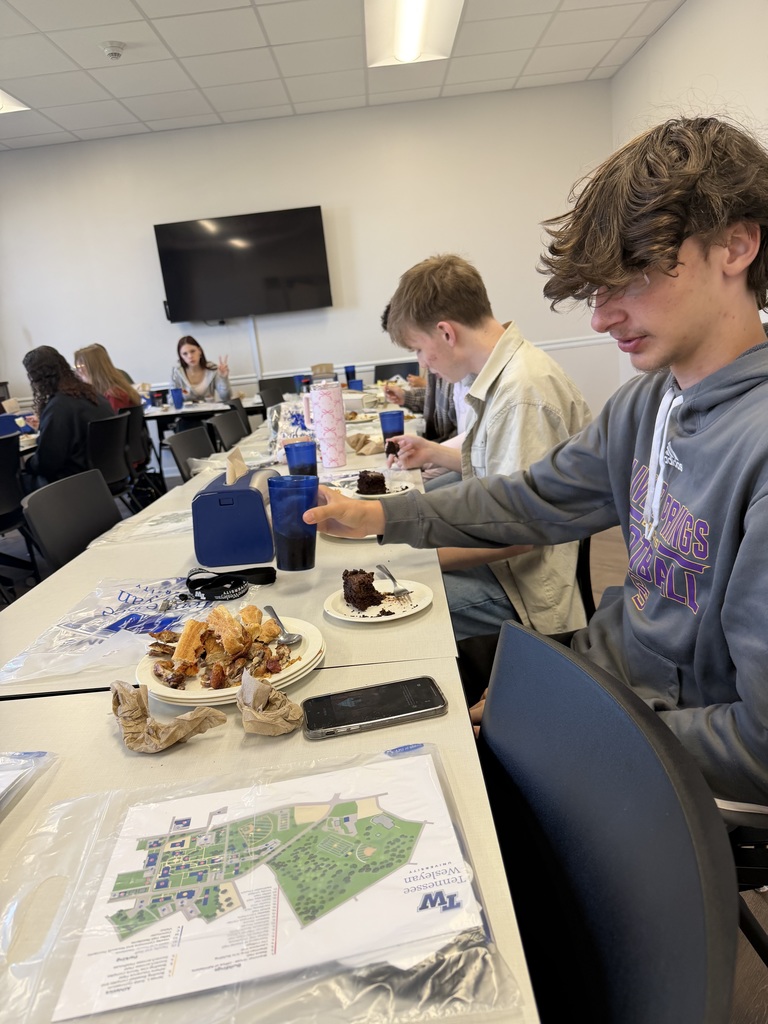 students eating lunch on the campus