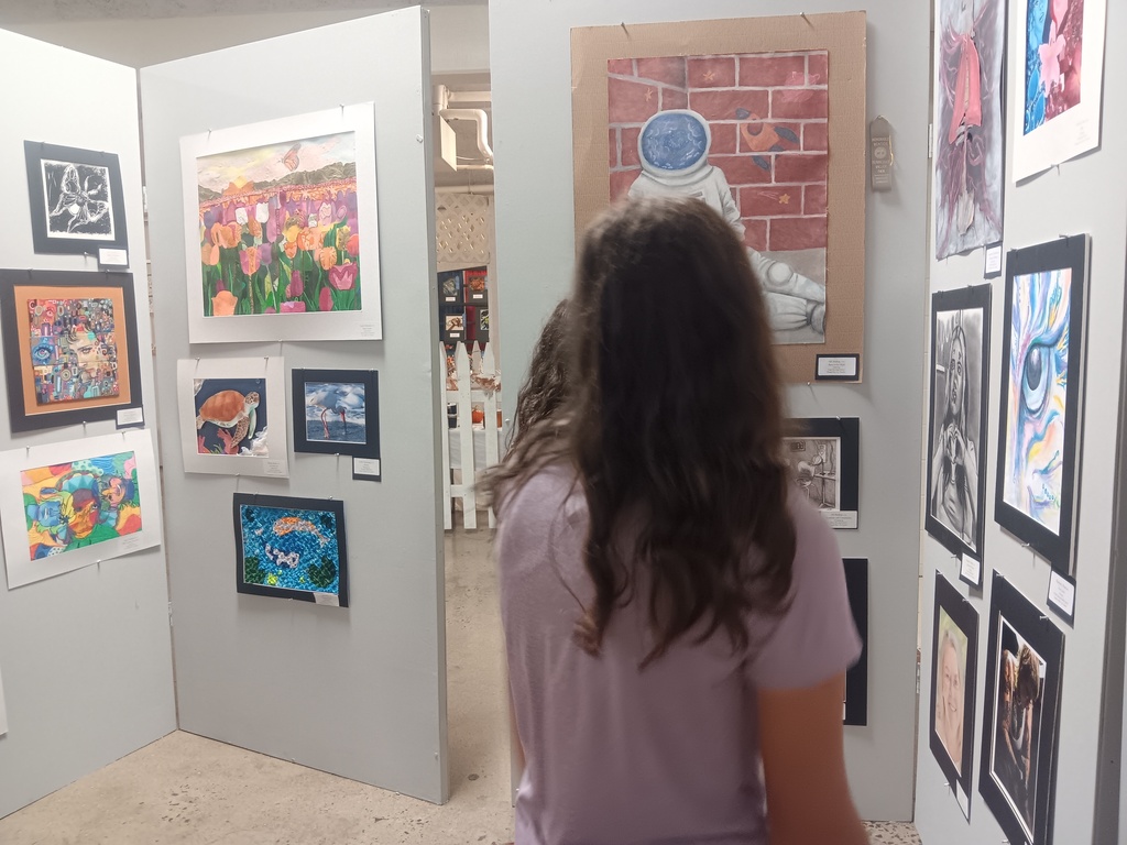 students viewing art