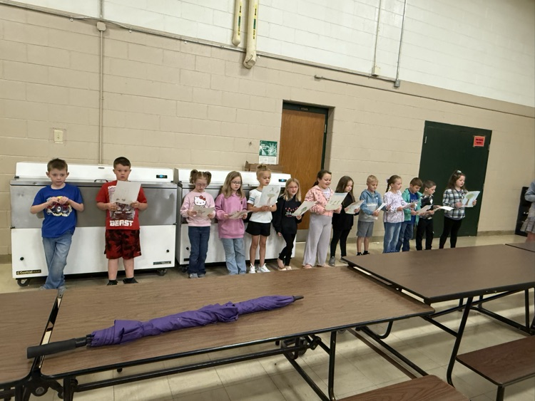 1st grade students waiting in line with pictures
