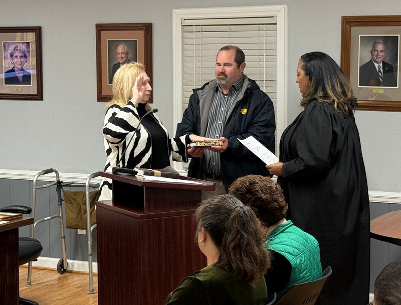 Cathy Keeter is sworn in by Judge Teresa Freeman