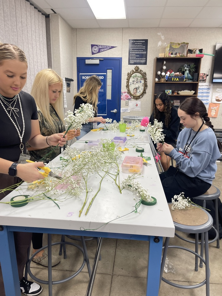 Advance Floral Design was hard at work today creating beautiful flower crowns! 🌿🌸  These students showed so much creativity, patience, and attention to detail as they transformed simple blooms into stunning wearable designs. 