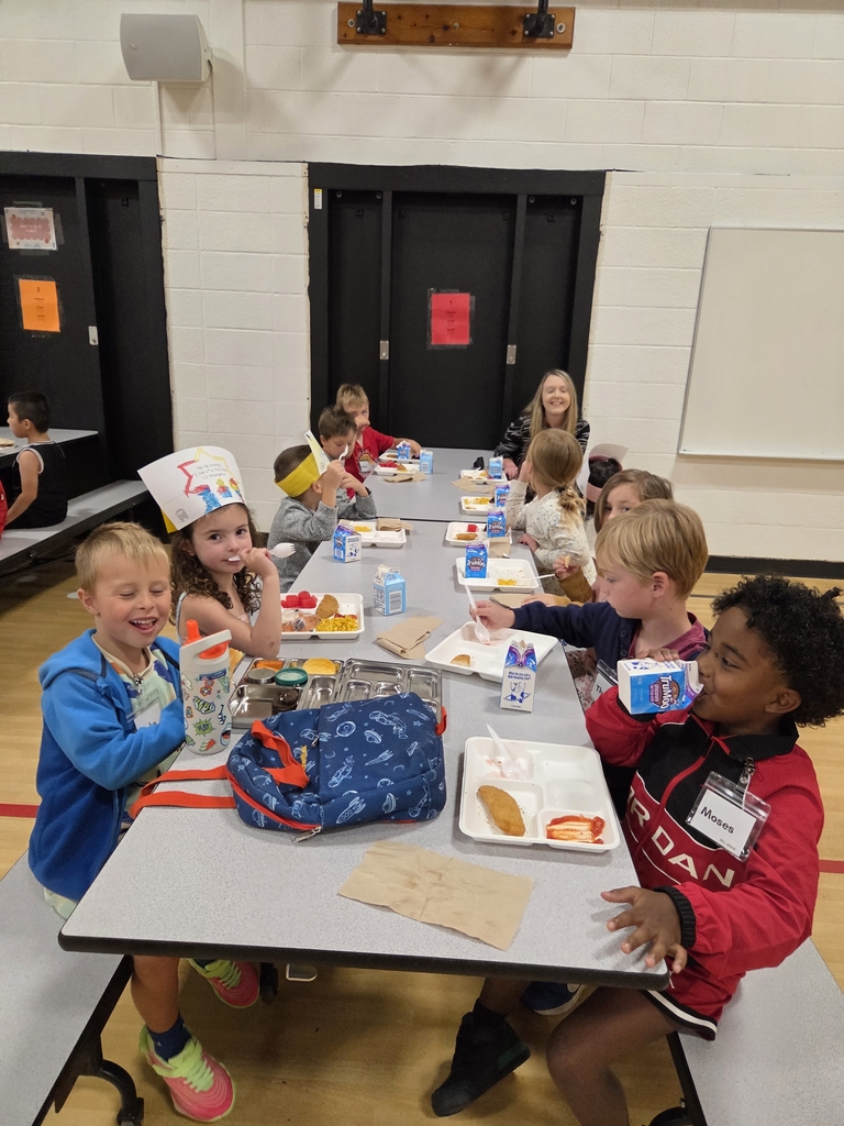 Kinders eating lunch
