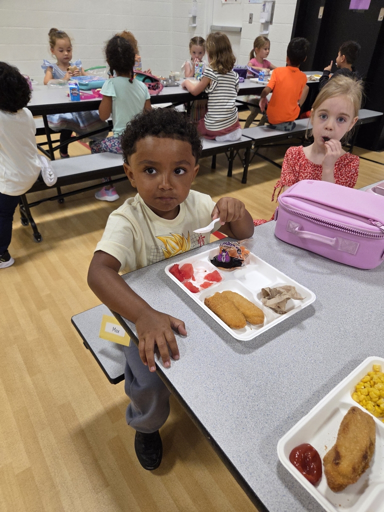 Kinders eating lunch
