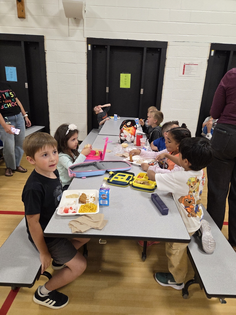 Kinders eating lunch