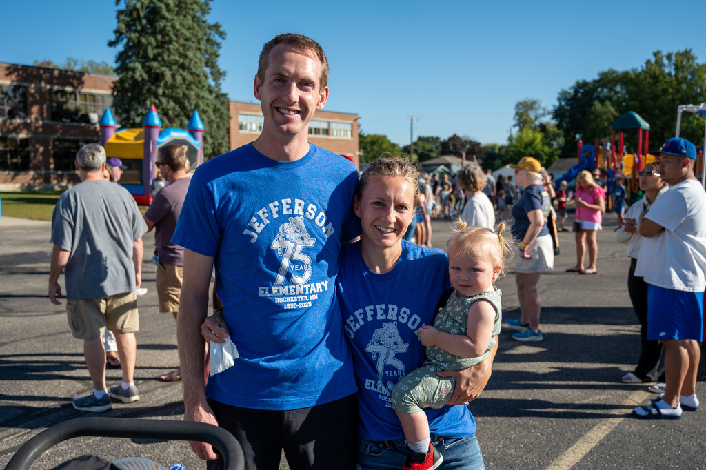 Hans Hollander and his family post for the picture sporting their Jefferson t-shirts! 