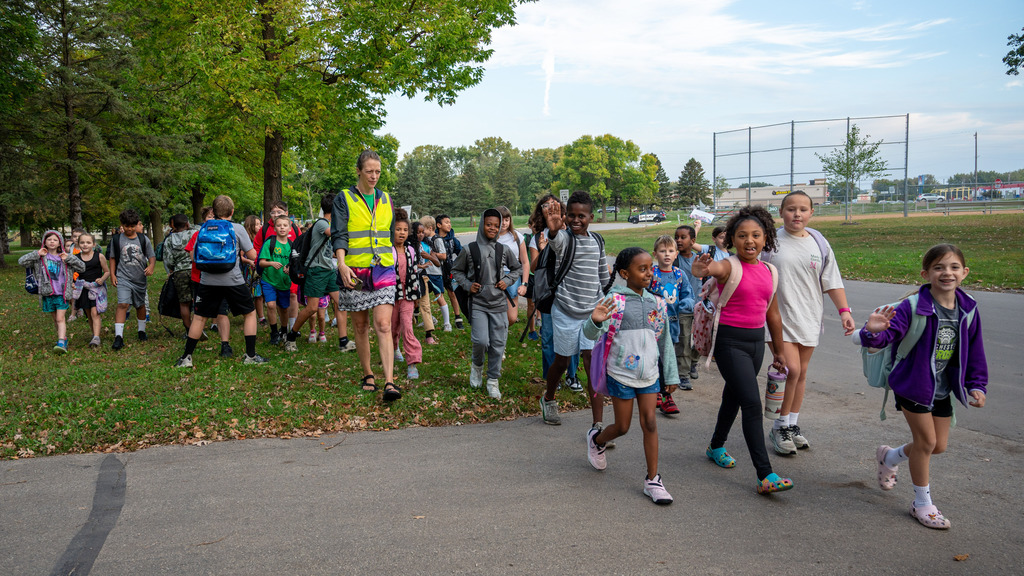 Pinewood Elementary students in a large group in Bear Creek Park