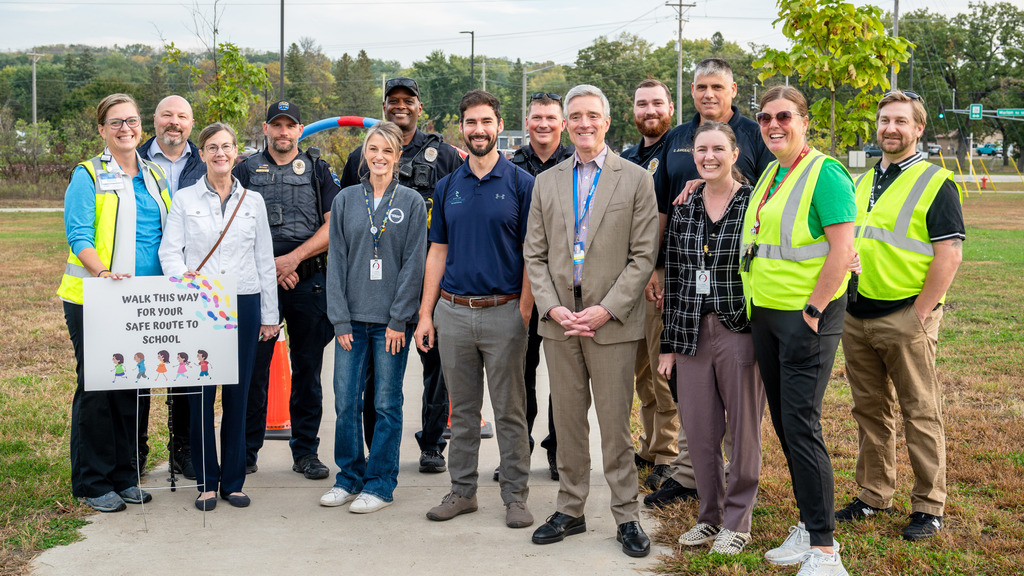Posed picture of Mayor Norton, Rochester Police Department members, School Board members, Superintendent Dr. Kent Pekel, Principal  Heidi Howe, and Rochester Public School staff.