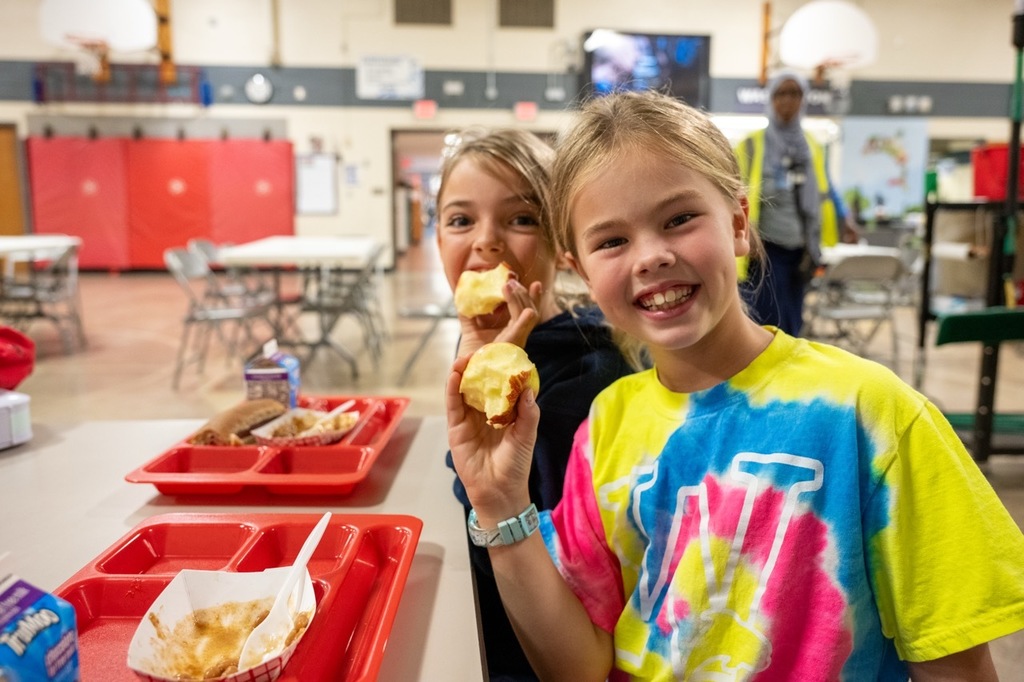 Washington students enjoy apples for Minnesota's Apple Crunch Day