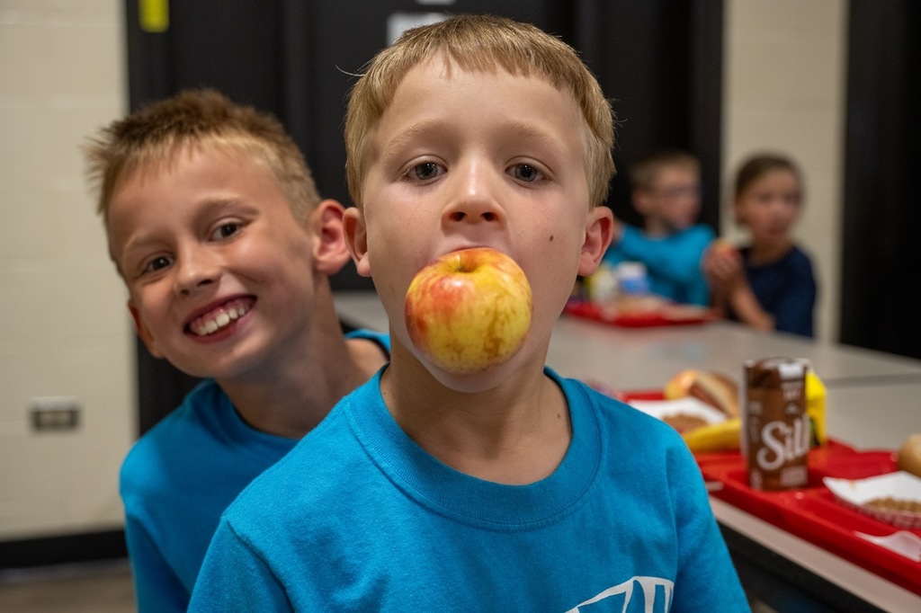 Washington students enjoy apples for Minnesota's Apple Crunch Day