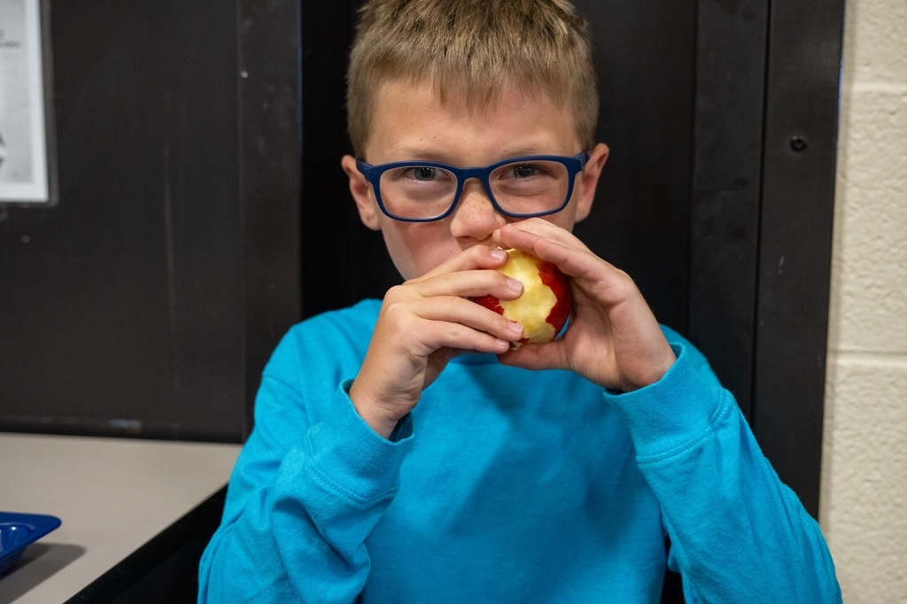 Washington students enjoy apples for Minnesota's Apple Crunch Day