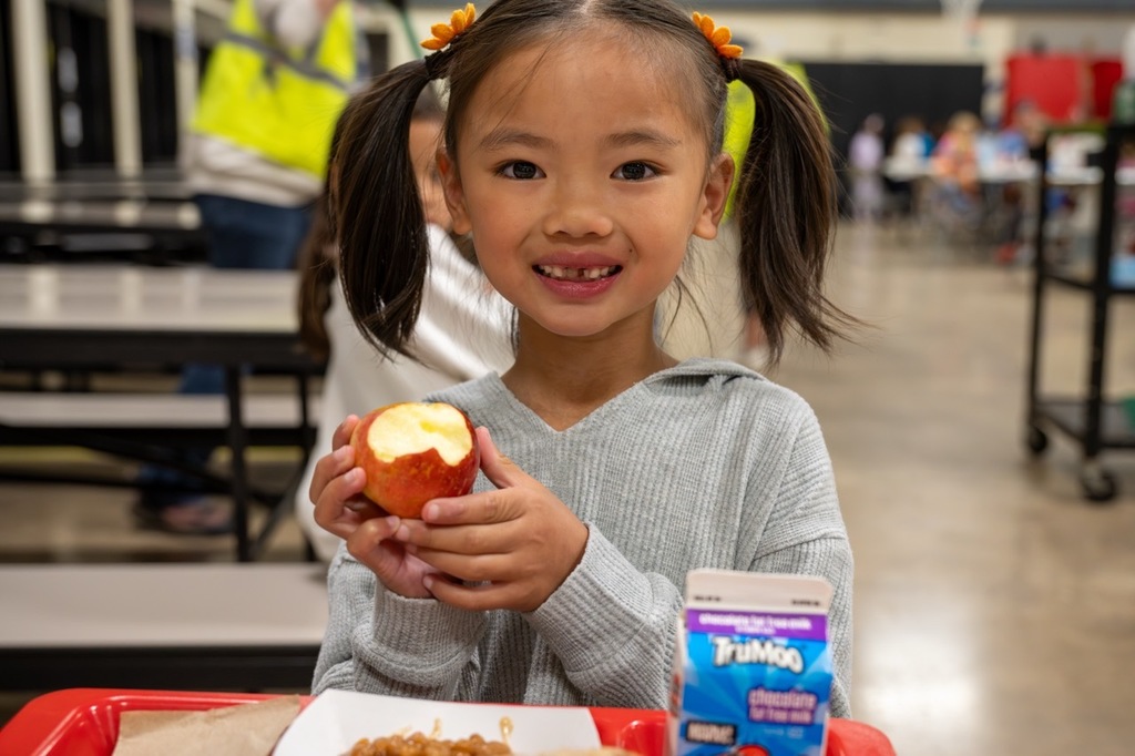 Washington students enjoy apples for Minnesota's Apple Crunch Day