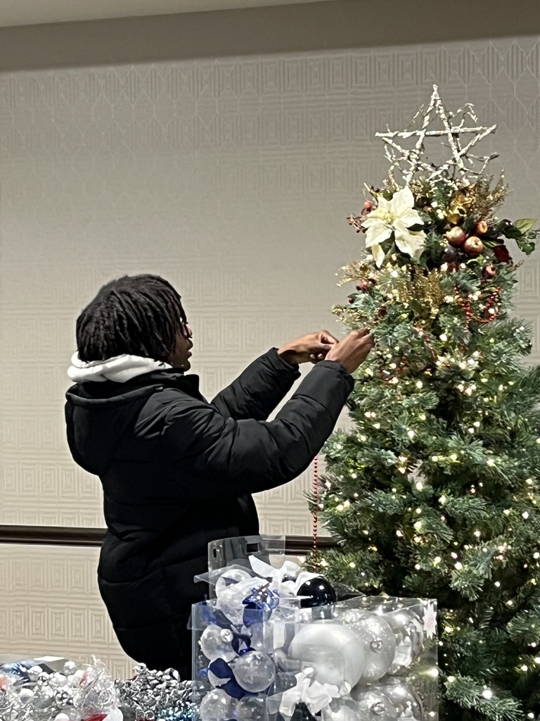 ALC students volunteer at Festival of Trees